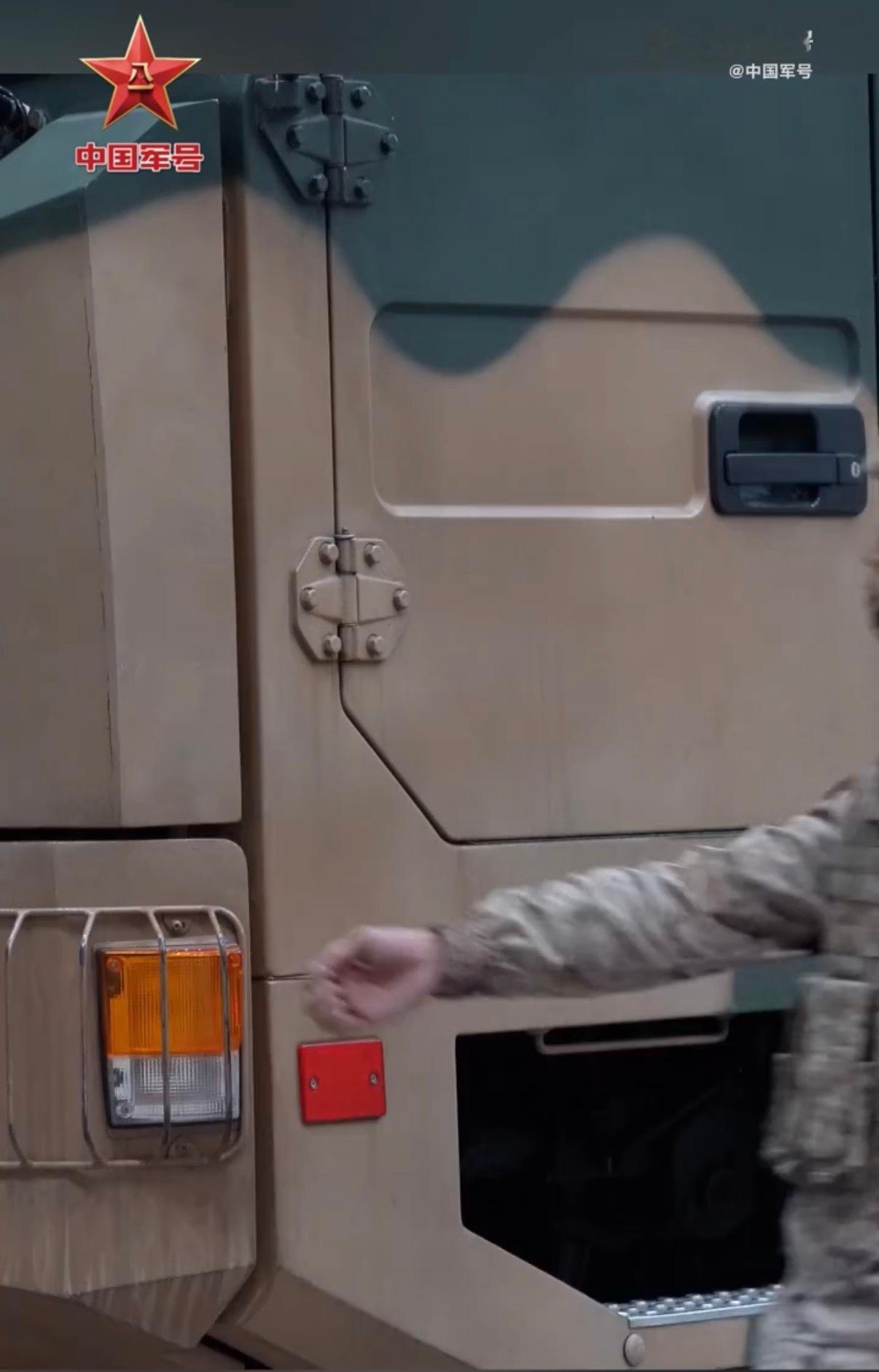 不露全貌，但仔细看还是能辨认出是DF-100超音速巡航导弹发射车 