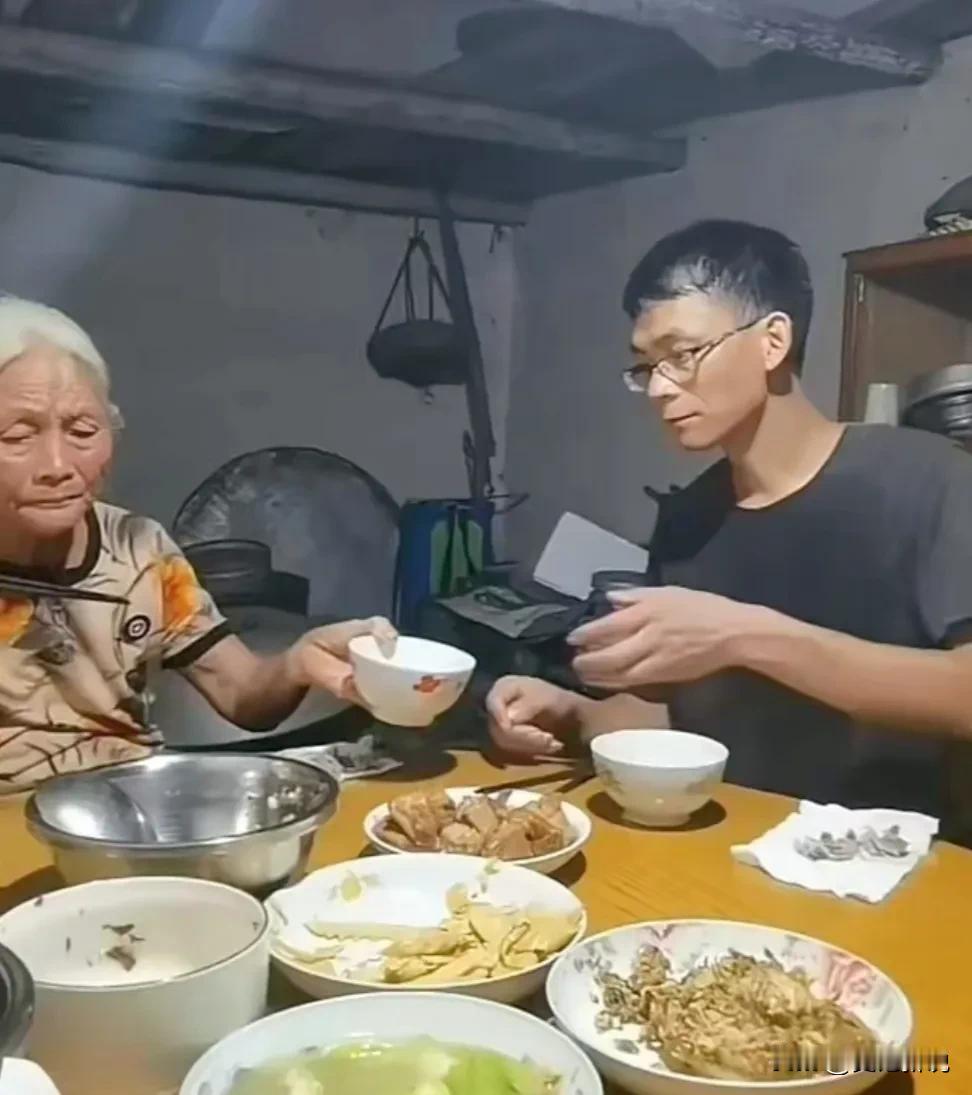 [太阳]“老母亲的担忧！”国庆期间，高考18次的唐尚珺回到老家陪伴母亲，和80岁