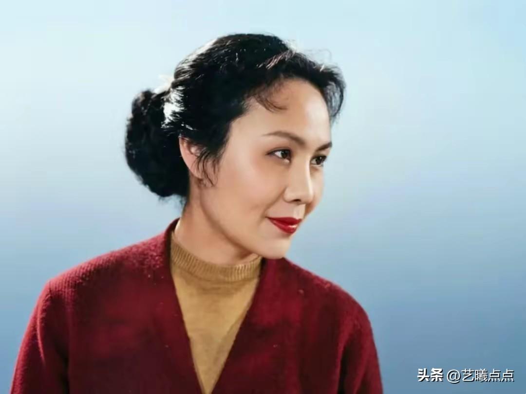 这位容貌隽秀、气质知性的著名电影演员，于1960年在战争题材电影《冬梅》中饰演勇