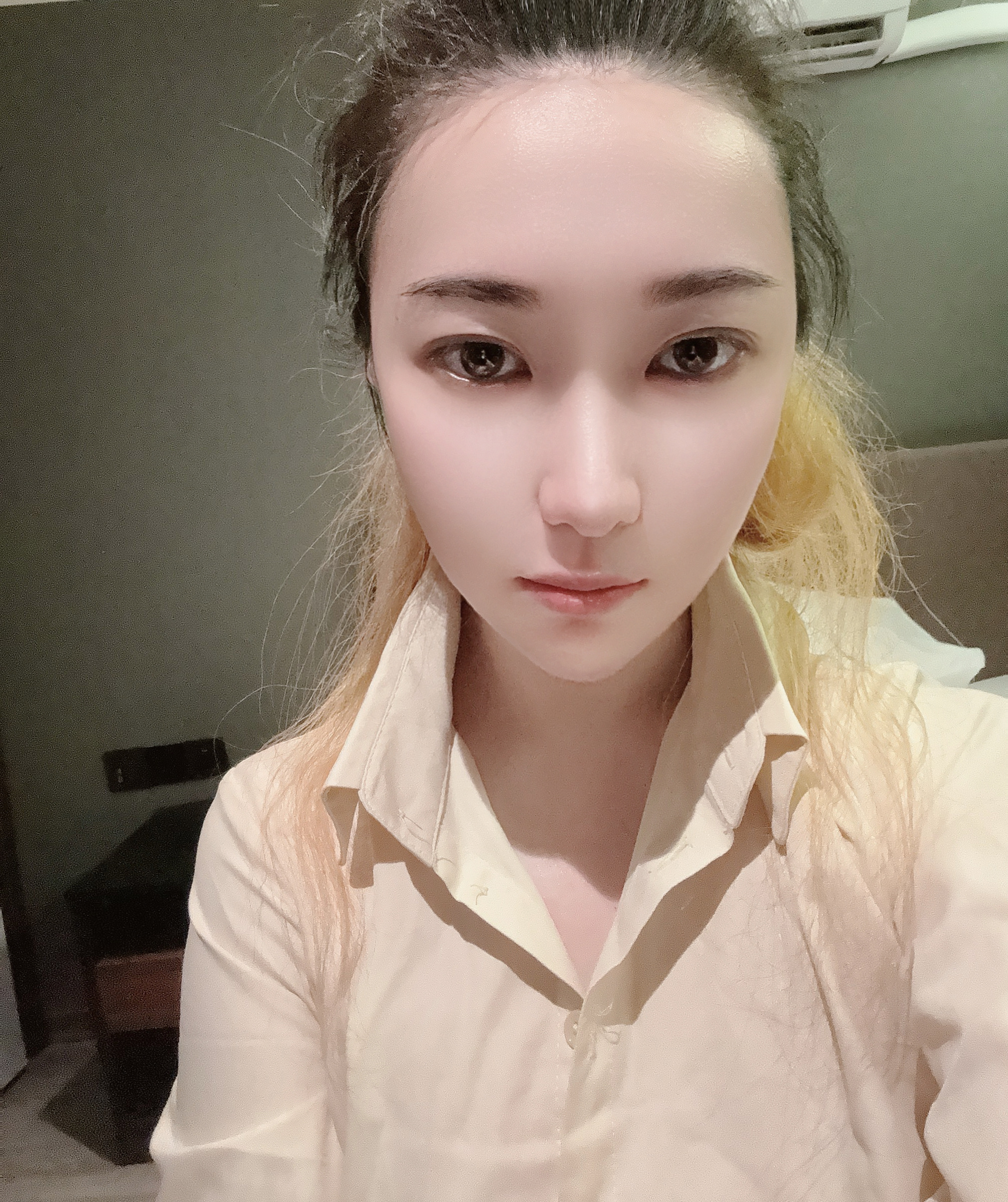 闲着无聊 觉得今天的素颜搭配这个灯光很萌[doge] 发给大家看看[允悲][春游