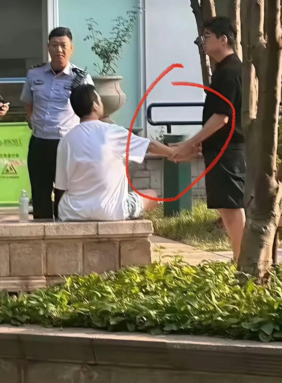 相信照片中的帽子叔叔，中国是社会主义国家，我绝不相信国家会允许变态横行，大家要有