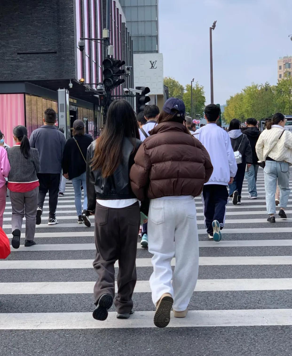 过马路看到的，，，要怎么说啊！！！！

就在等待交通信号灯变红的那短暂瞬间，我邂