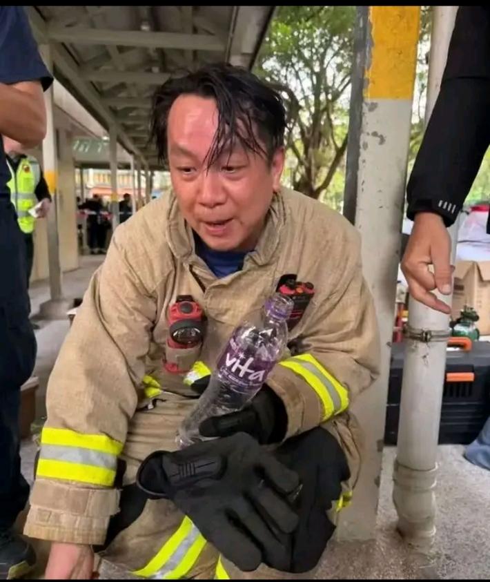 确实有点不明白，香港大火，消防员冲进去救人，还特意带了给猫狗用的小面罩，把被困的