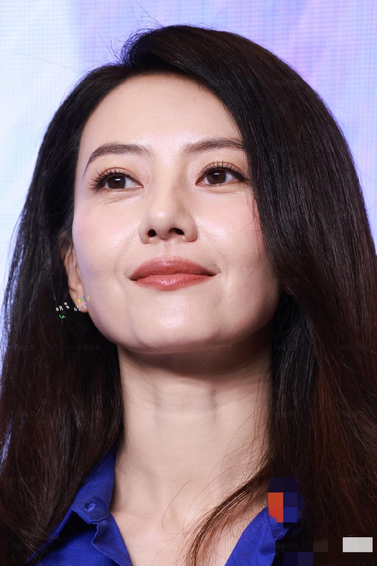 5月25日，高圆圆现身广州参加舒肤佳活动，怼脸拍老了好多，颈纹那么深，法令纹也深