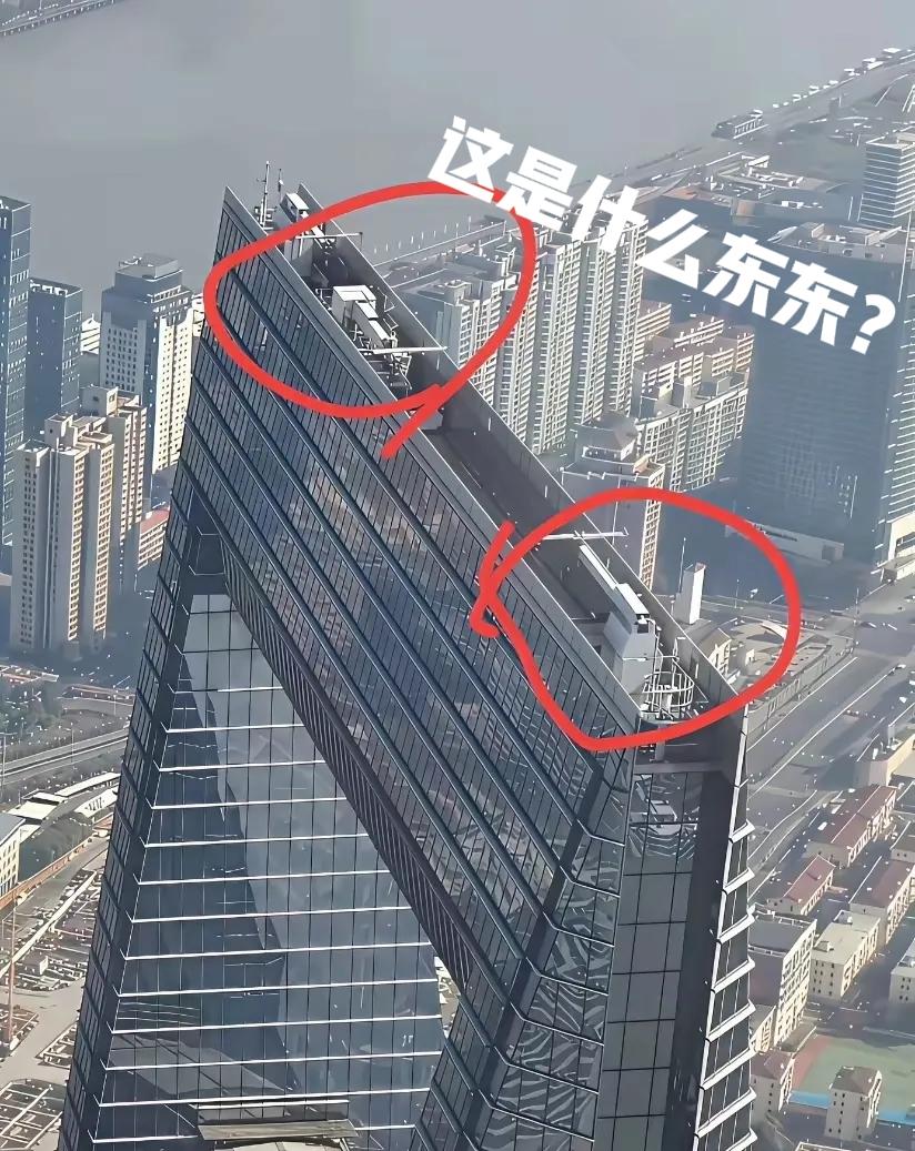 大神们帮看看，这栋大厦楼顶装的这东西是什么设备呀？看着像是大炮一样的，属实有点好