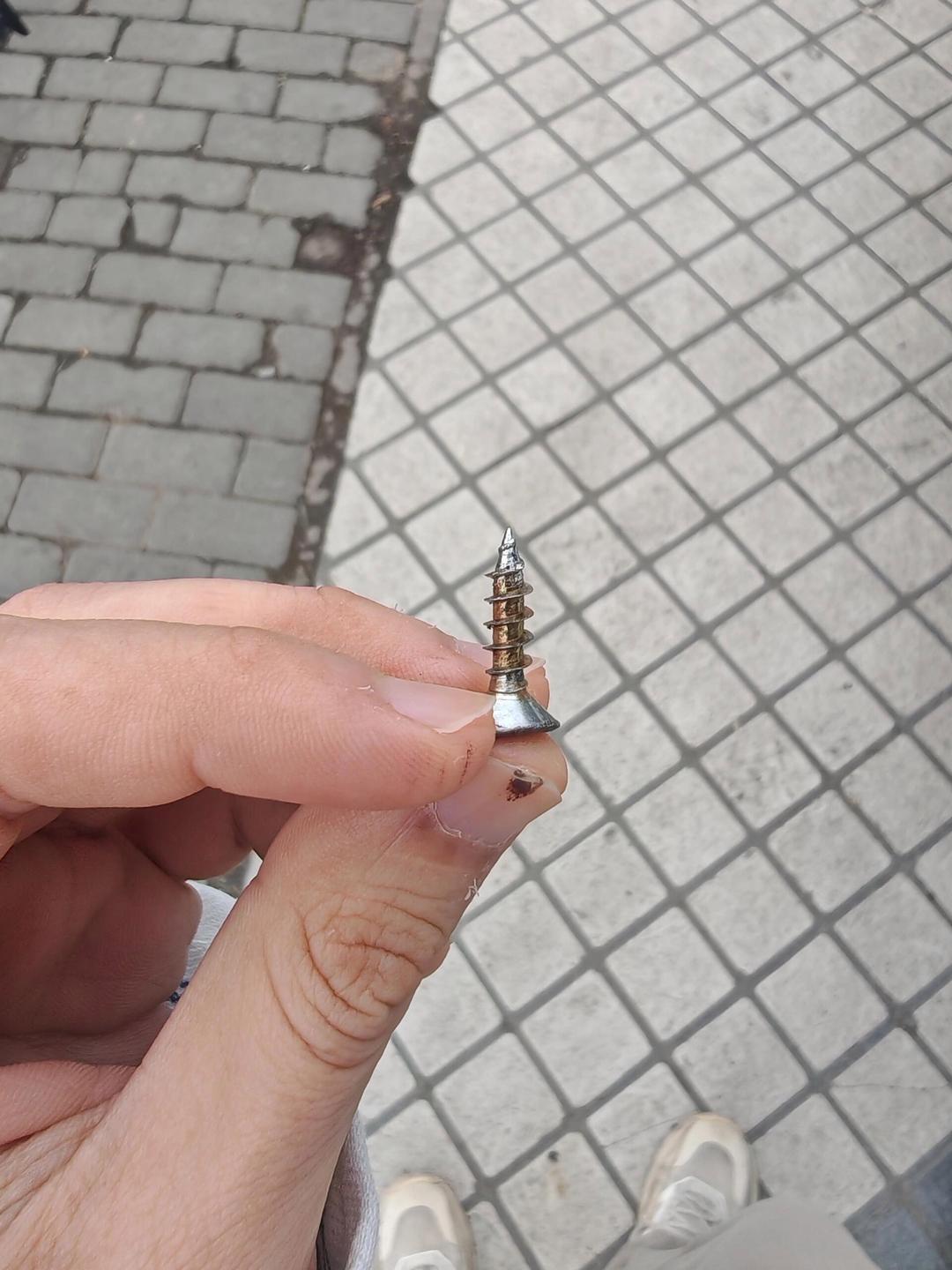 12月17日上海、男子将长钉放在女子车前轮下，女子拿手机拍下男子作案全过程，"一