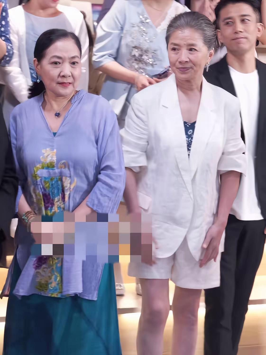 有人说“女人到了一定年纪，打扮得再得体、再漂亮也没用”，但看了迟蓬和沈丹萍，会发