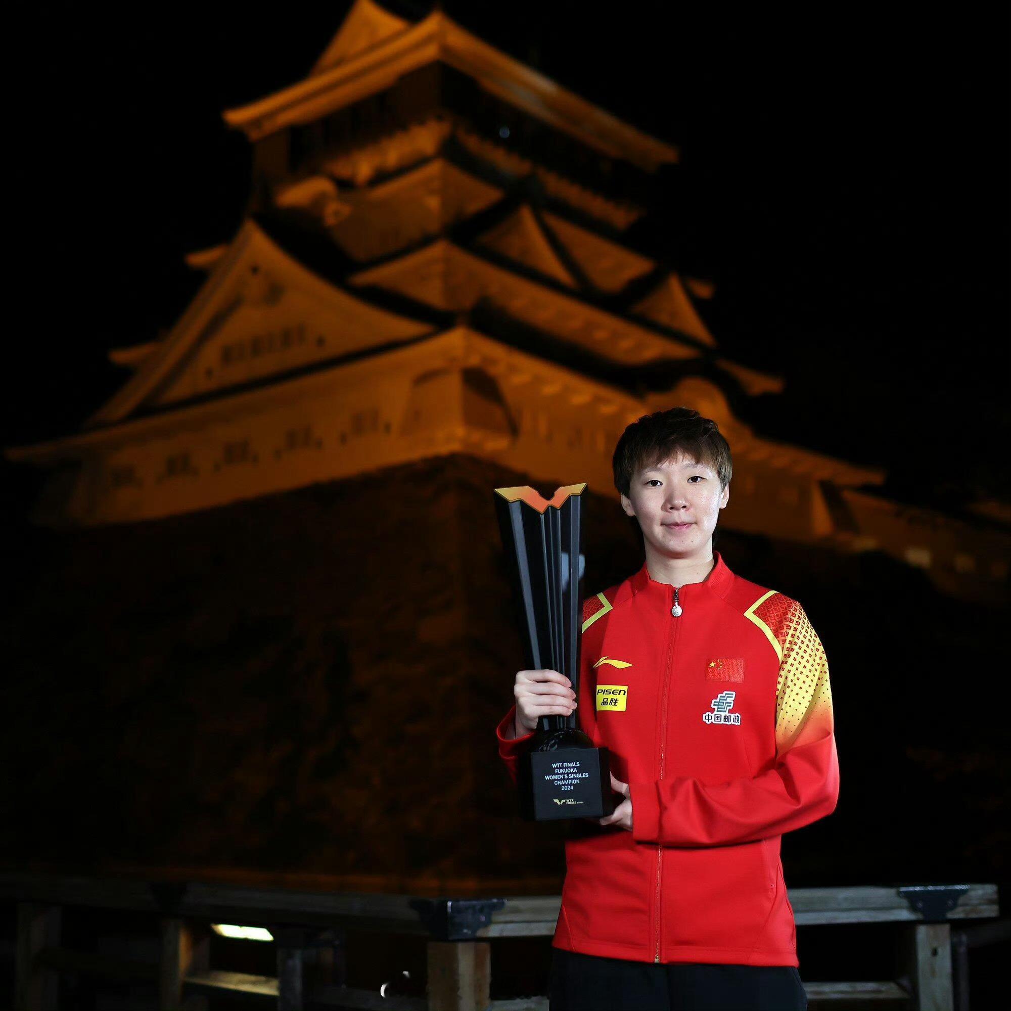 还记得她在赛场上一记记凌厉扣杀点燃全场的瞬间吗？球台前眼神锐利、攻防精准，可场下