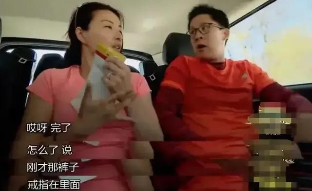 一次，郭晶晶和霍启刚录节目，霍启刚不小心弄丢了160w的戒指，他赶紧让司机丢头去