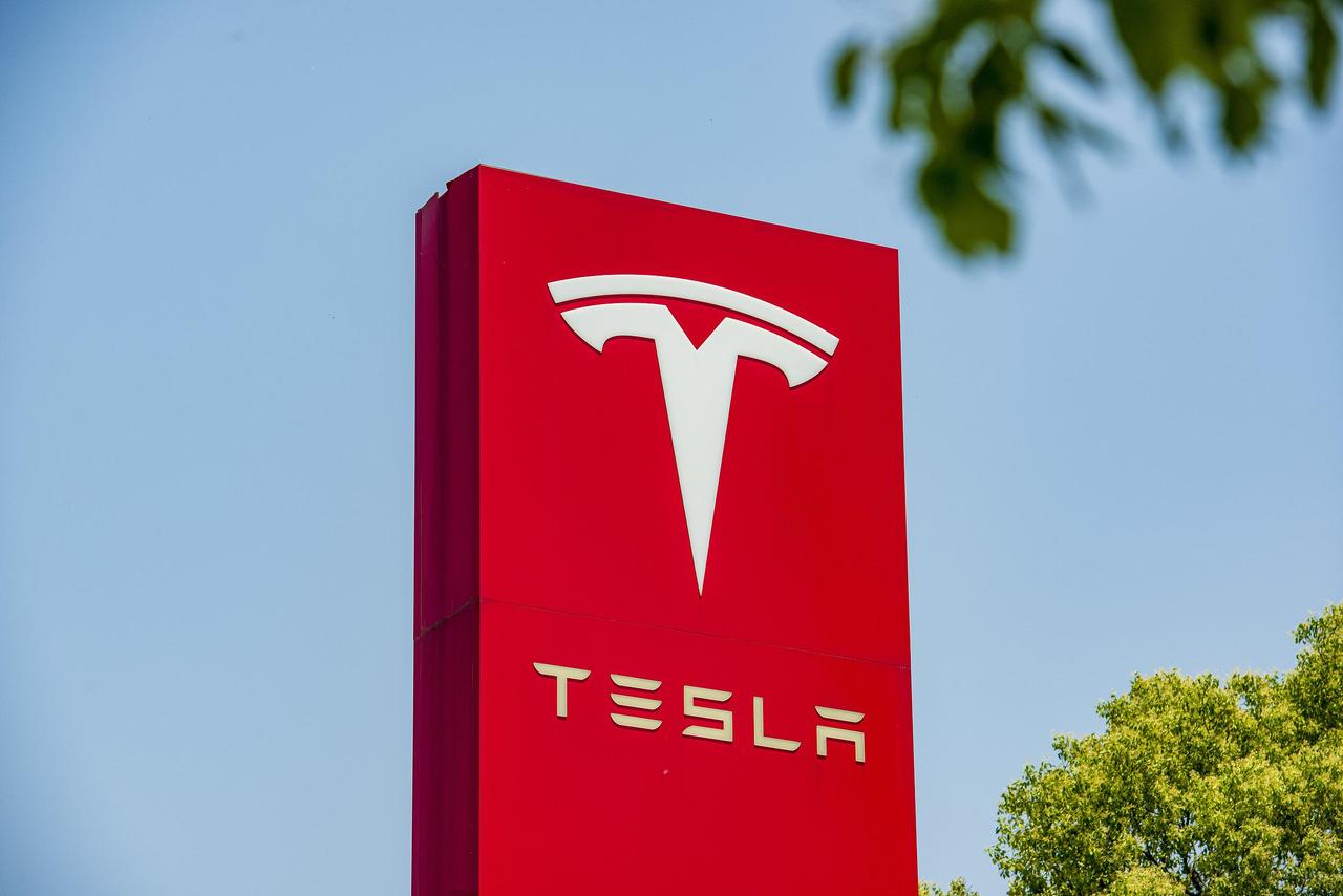 特斯拉Model 3继续提供8000元保险补贴政策，已经补贴好几次了。
补贴适用