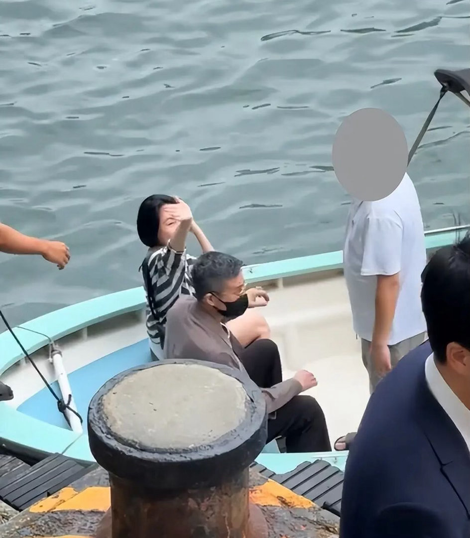 小S许雅钧香港被偶遇：与粉丝挥手合影，夫妻俩有说有笑心情佳！ 