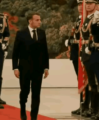 目测马先生的身高是多少？
当他走过红毯时看到咱们的仪仗队的时候，不知道此时此刻内