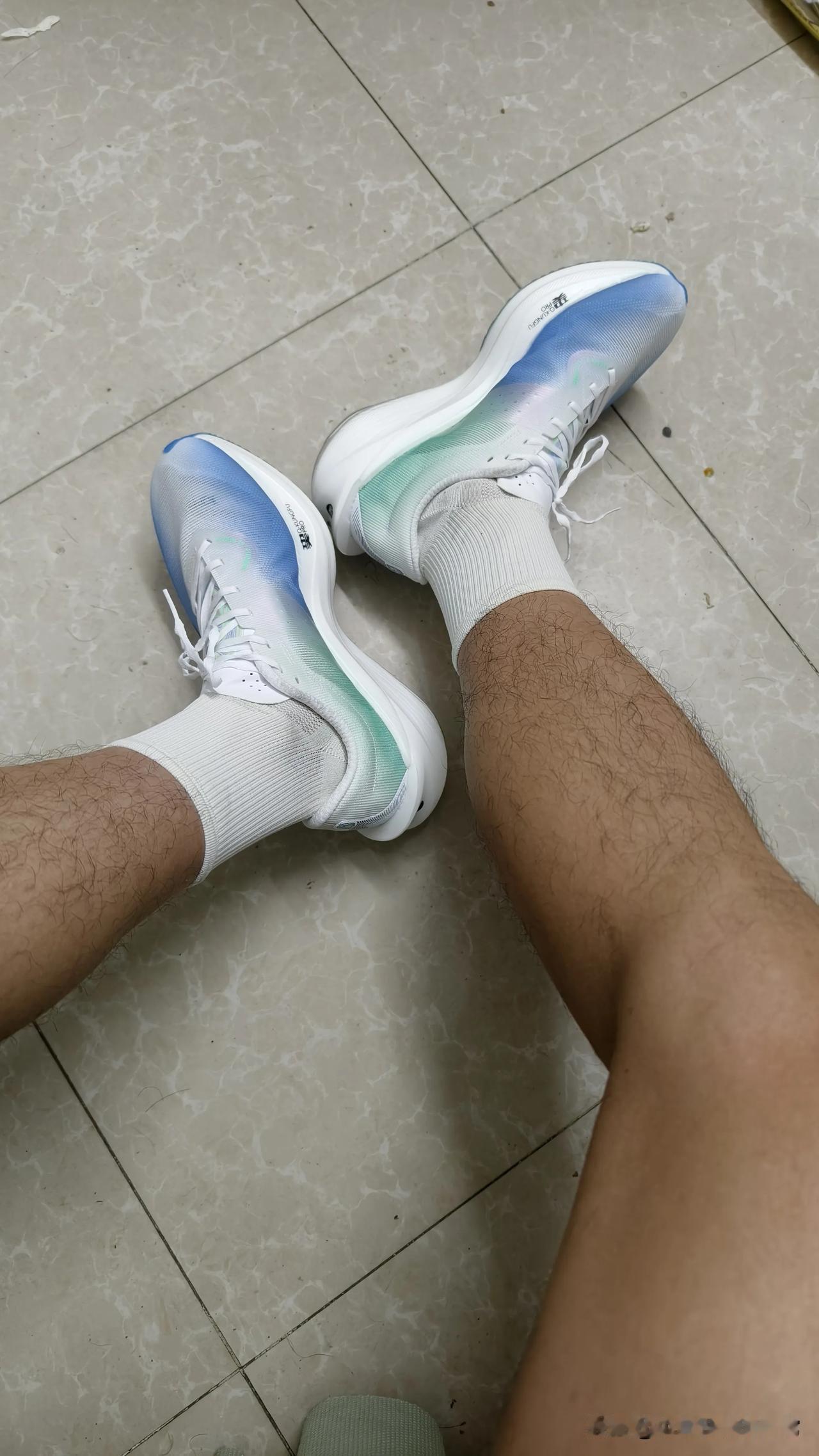 室友送我一双新跑鞋，44.5码，颜色很喜欢，之前都是穿43 44码的鞋，这个品牌