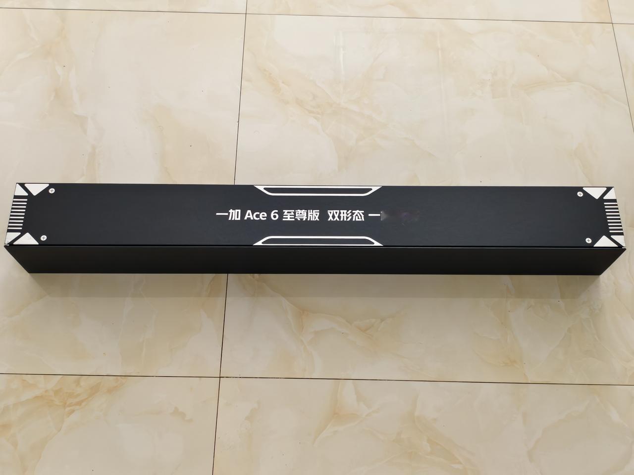 收到一加Ace6至尊版发布会邀请函，没想到竟然是一把枪型雨伞，太有创意了。卖点非