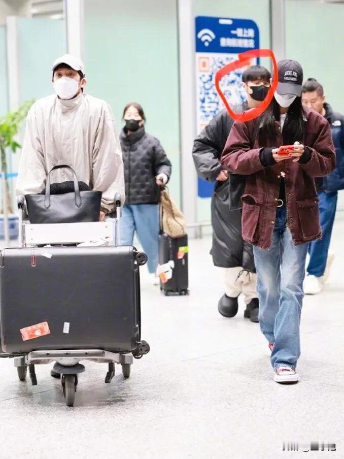 司空见惯！李荣浩又双叒叕当电灯泡了！还带着妈妈一起当电灯泡。
井柏然刘雯这对情侣