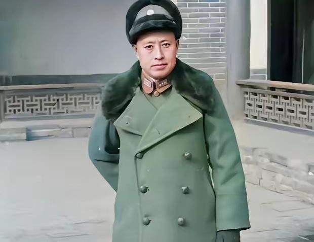 1927年，兵败的吴佩孚带着卫队逃到邓县，于学忠带着手下六个师长出门迎接，态度一