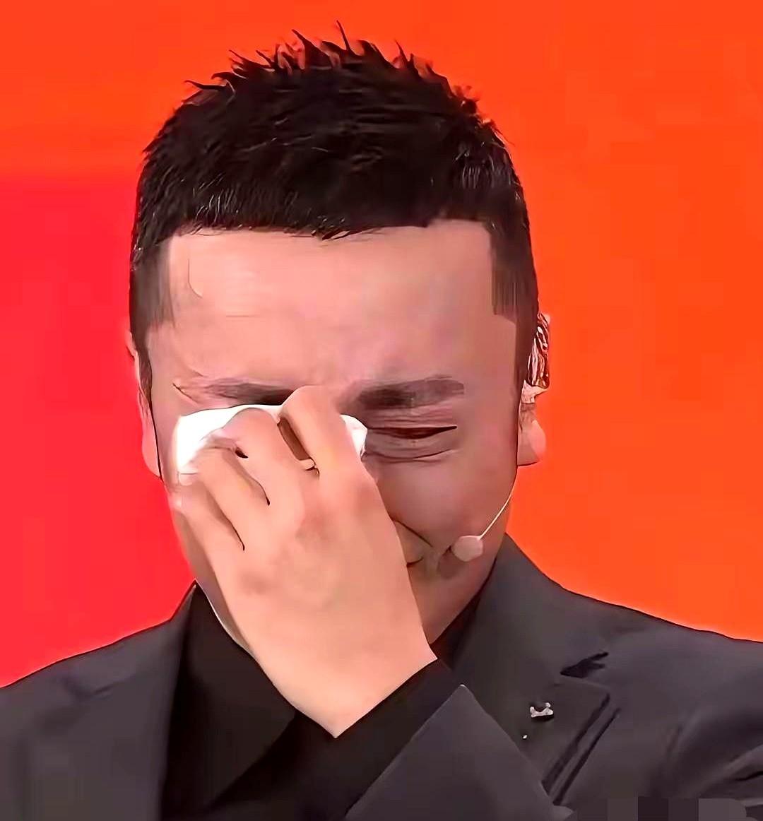 他年入千万、10年春晚没掉过链子的男人，
他大半夜改签机票，非要从爸妈身边“逃”