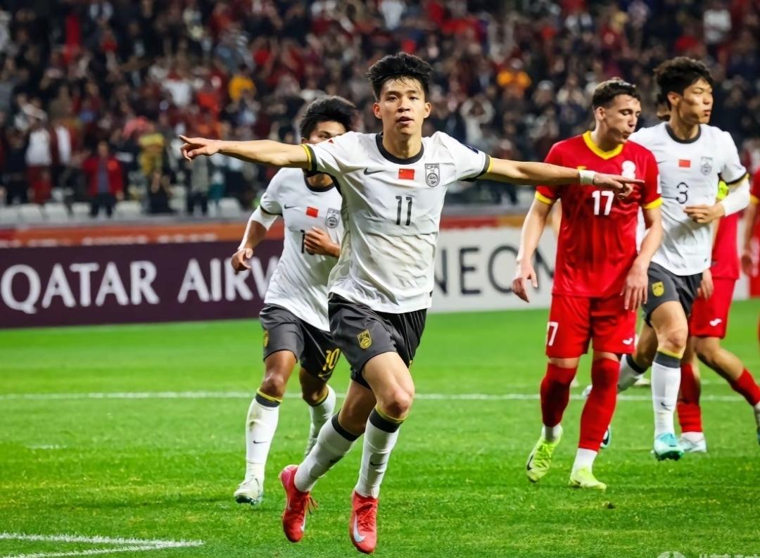 不理解，怎么会有人批评王钰栋进球后脱衣庆祝呢？即便染黄也无足轻重吧！
事情的起因