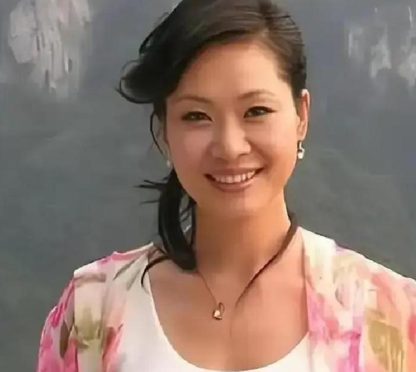59岁的于文华，手握国民金曲，却卖掉了北京的房产，推掉上亿商演邀约，和丈夫李年搬