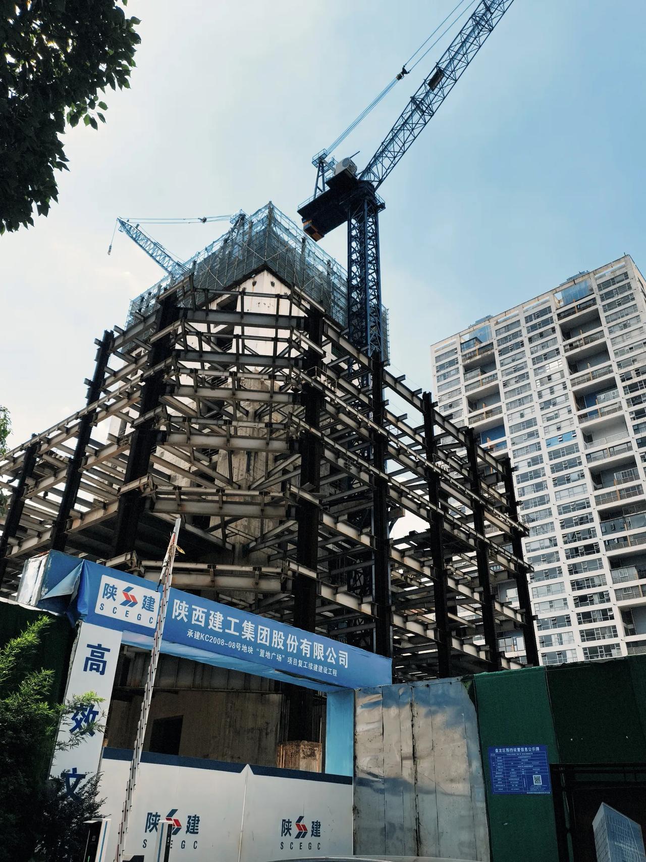 从去年年底前举行了复工仪式的昆明北京路上交三桥地铁站口边上的昆明置地广场，在两个