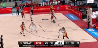 中国男篮球星胡明轩实在是太勇猛了！在今天进行的中国男篮和黎巴嫩男篮的比赛中，当时