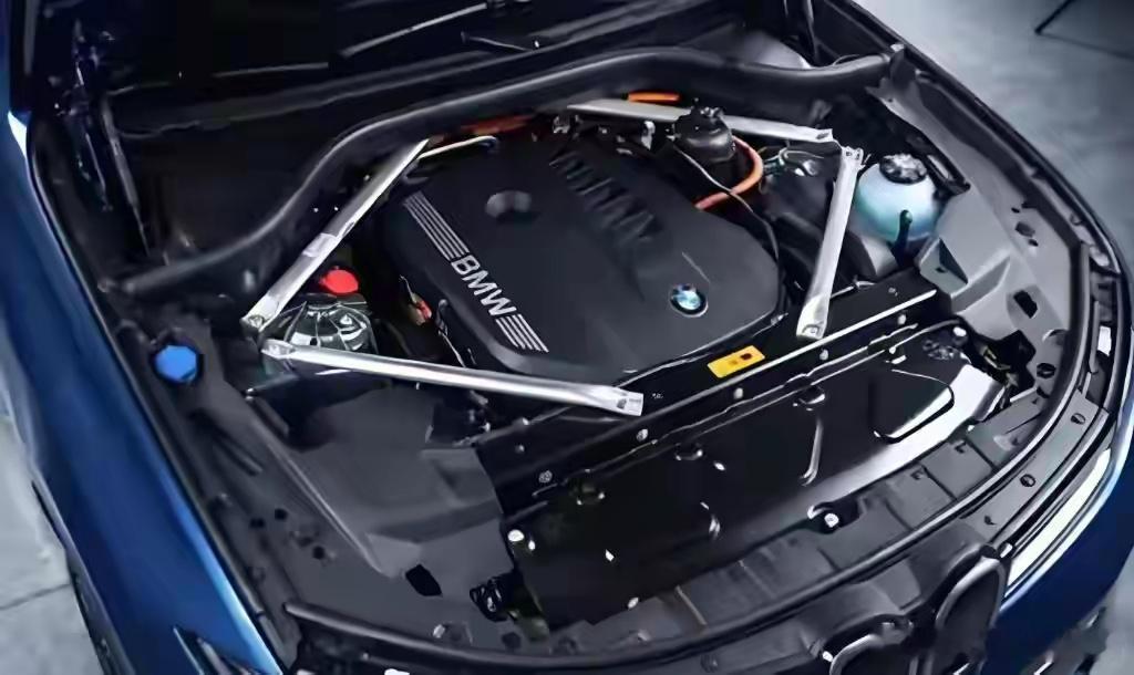 宝马是真的会玩，马年直接把“马到成功”的寓意焊在了车身上！先不说配置升级，光是“