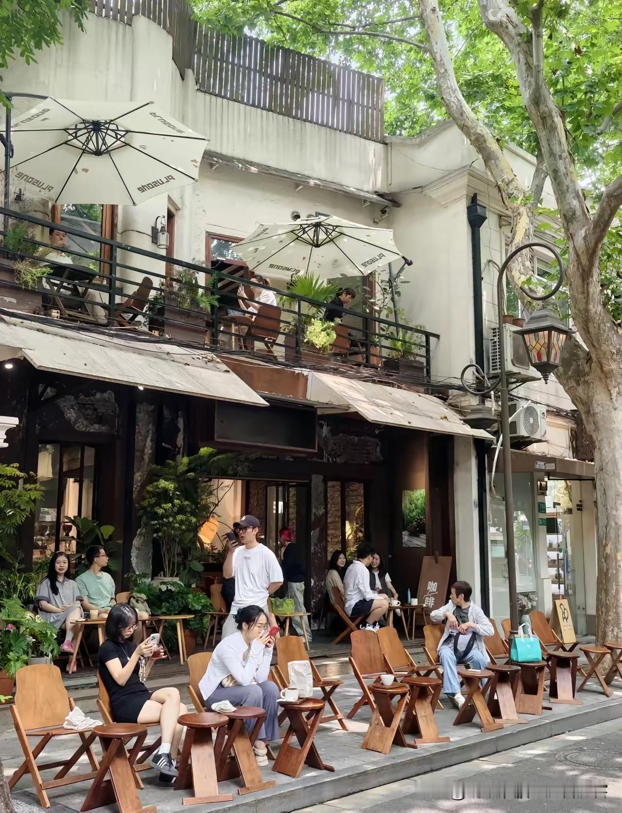 路边坐下一杯咖啡叫小资，同样路边坐下吃冰棍叫打工仔