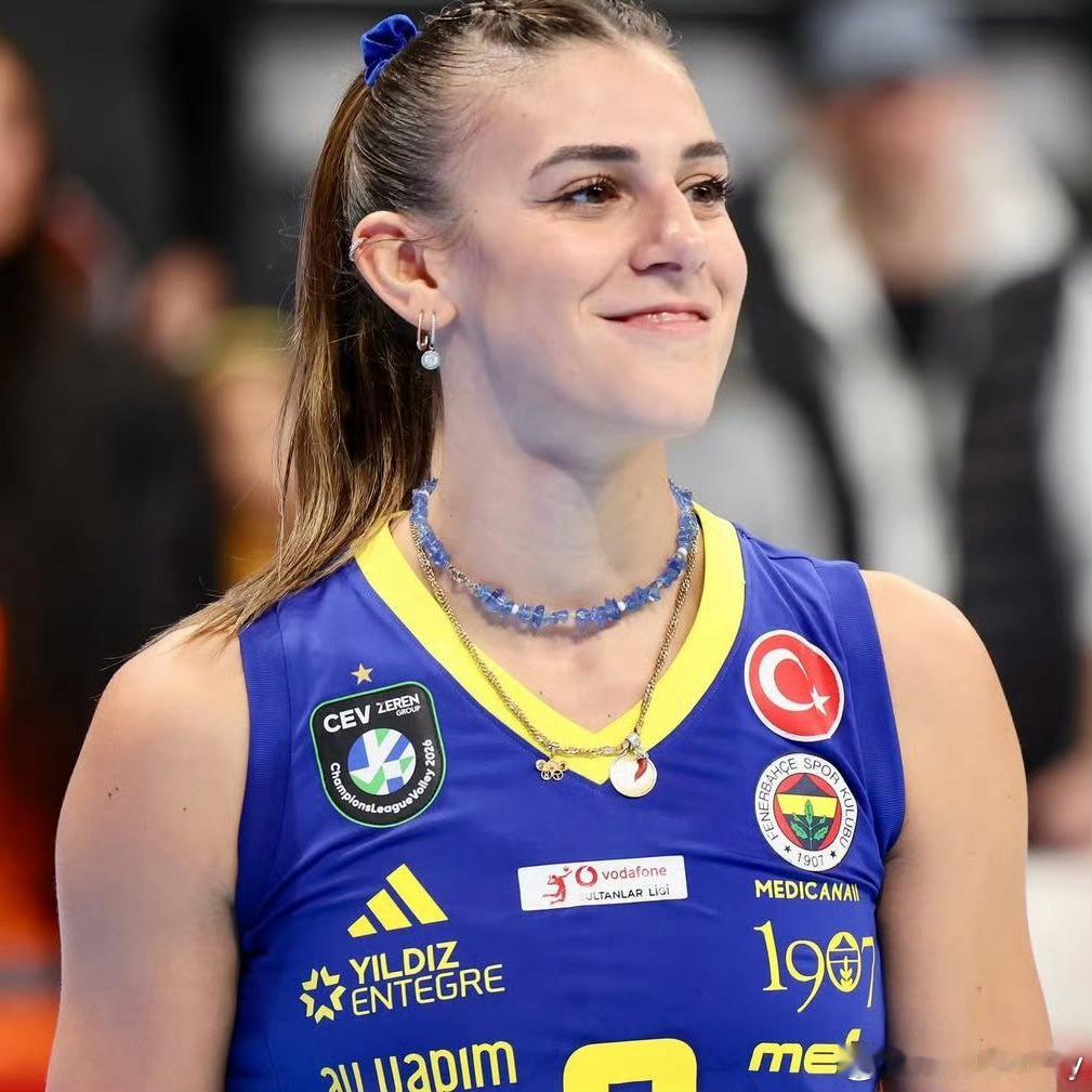 外网说:奥罗在米兰时候的年薪为20万欧，转会费内巴切后年薪60万欧。女排国际排坛