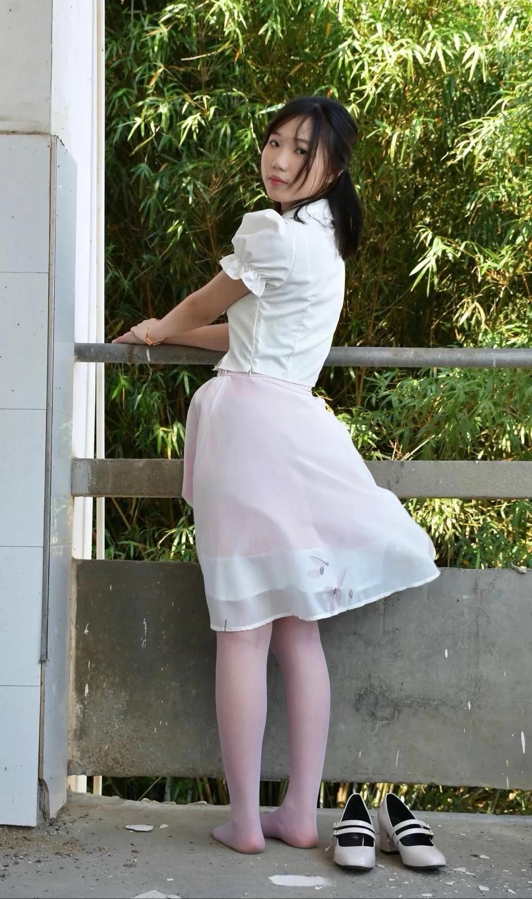 破旧的房子里有什么你喜欢的丝袜 分享时尚高跟鞋搭配心得 优雅自信穿搭分享