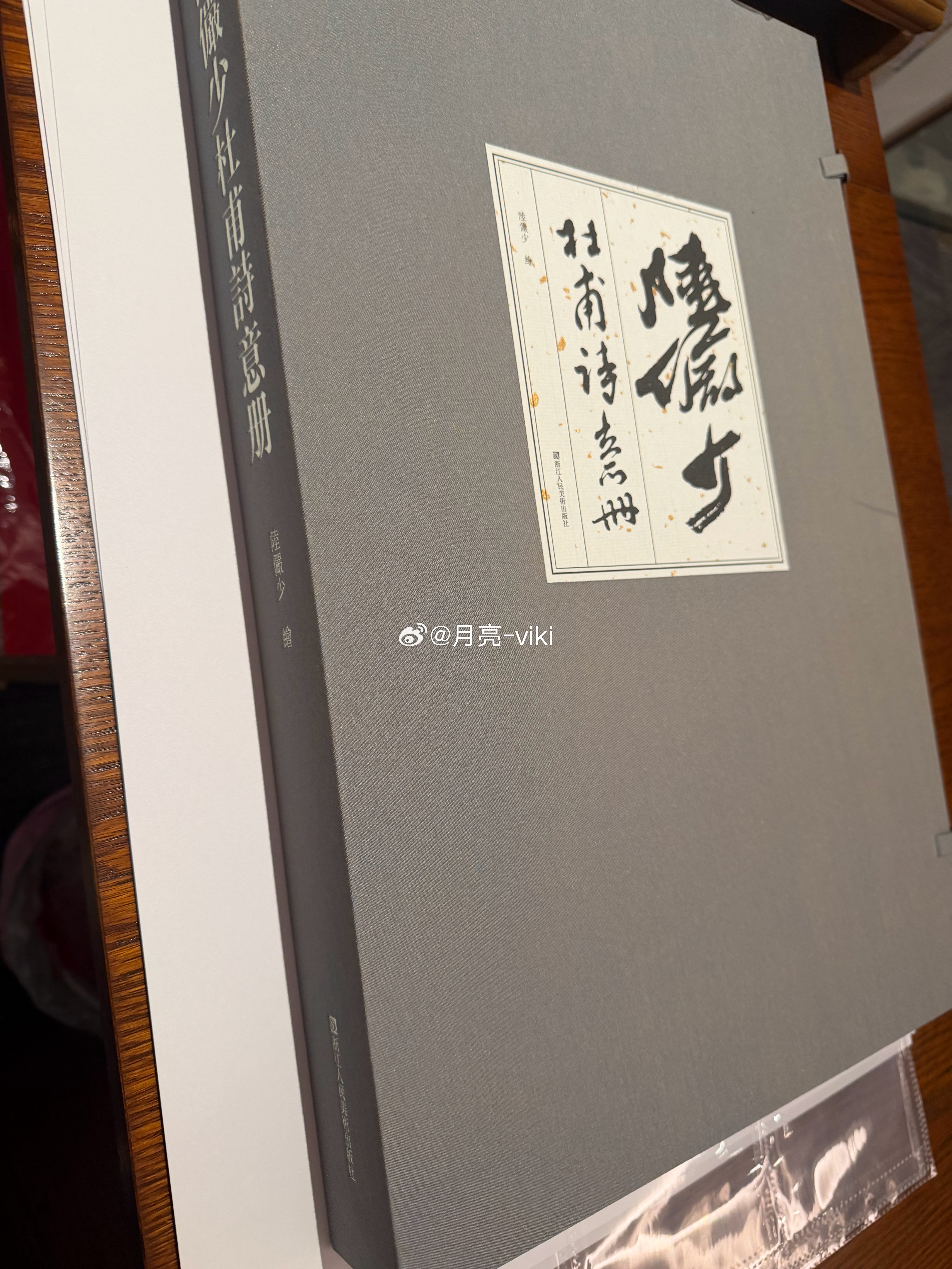 你以为这是一摞书📚？大漏特漏！底下压着我的to签海报执念收藏家在线和折痕对抗?