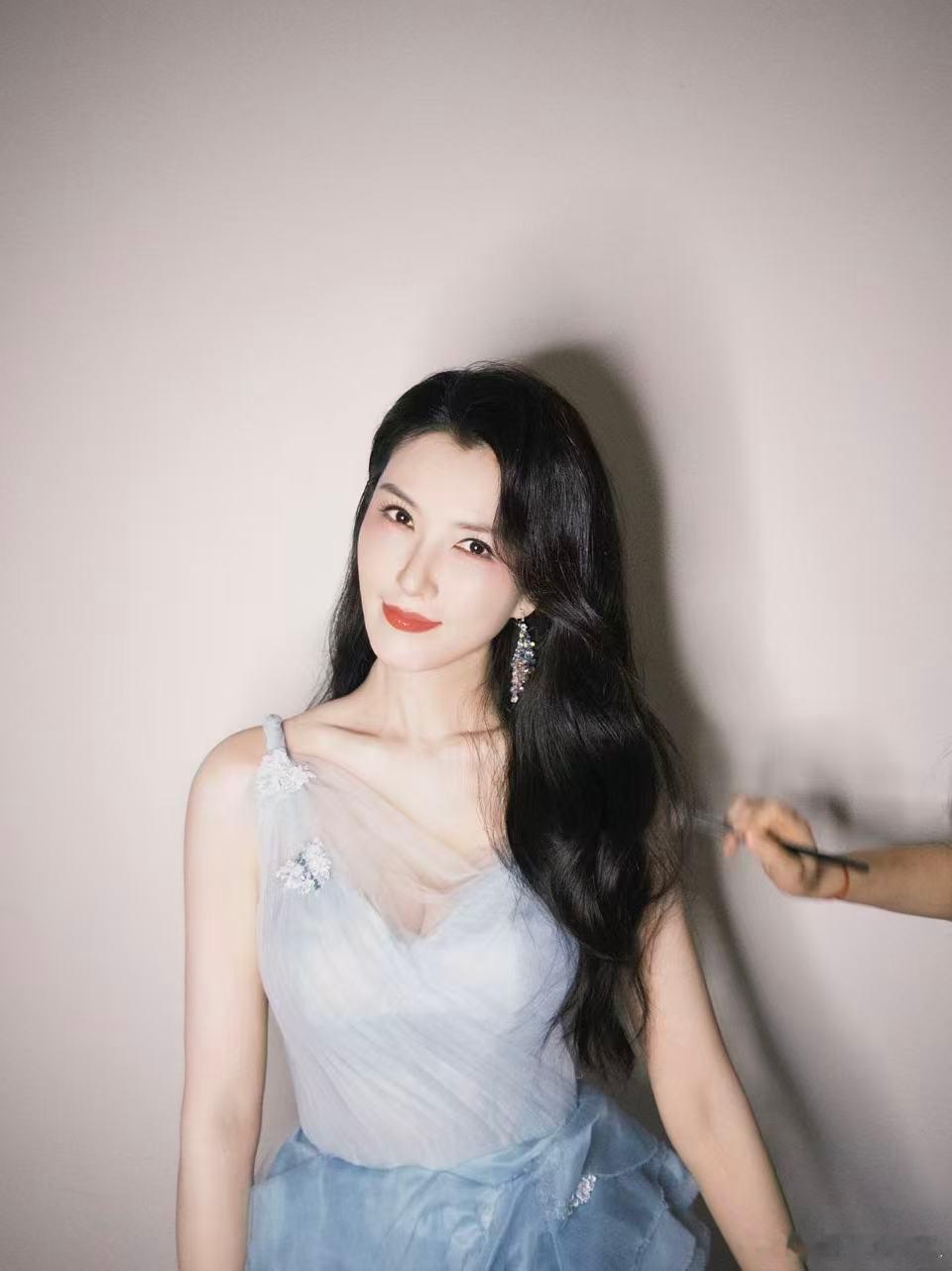 徐洁儿来修音响了好的嗓音真的太加分了，徐洁儿唱的《雨爱》越听越上头，循环播放都听