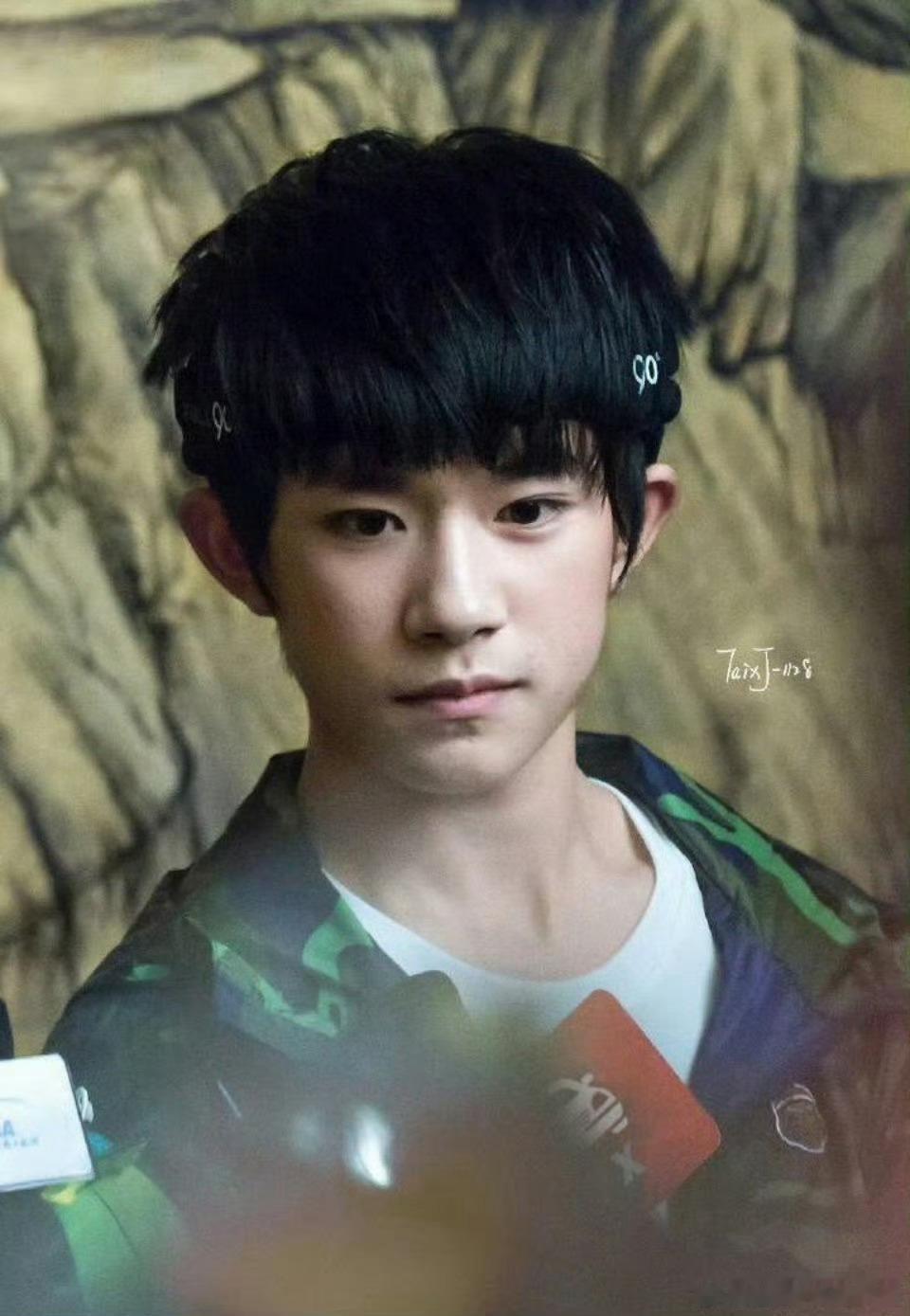 鞠婧祎TFBOYS全员加速中同框 翻看网友整理的cut片段，能看到几个人在任务里