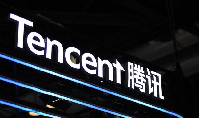 据媒体报道，在微信小范围测试“状态访客”相关概念引发热议后，腾讯公关总监张军出面