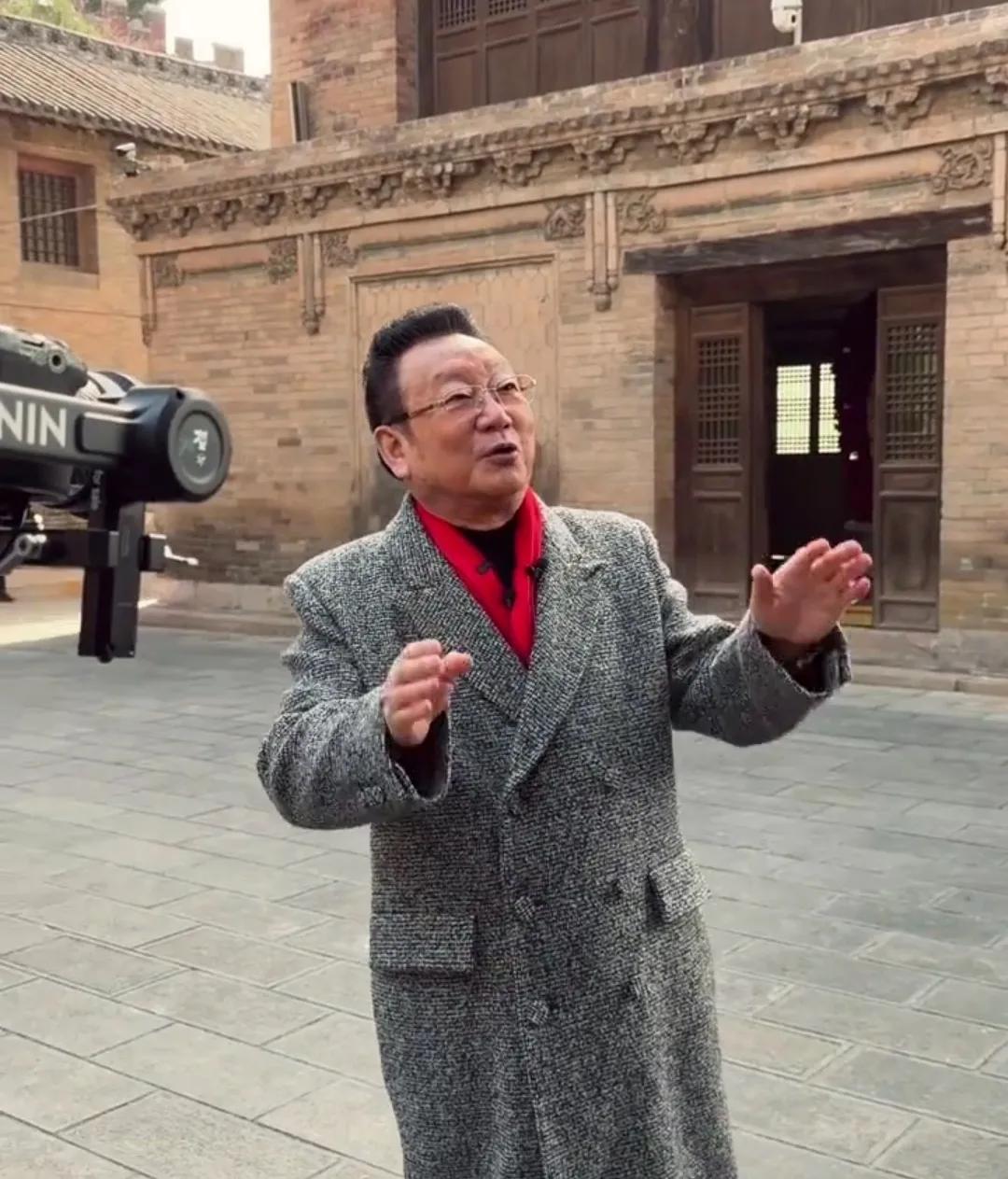 78岁的蒋大为精神矍铄，所到之处依然受到很多人的追逐。

蒋大为这个名字对于很多