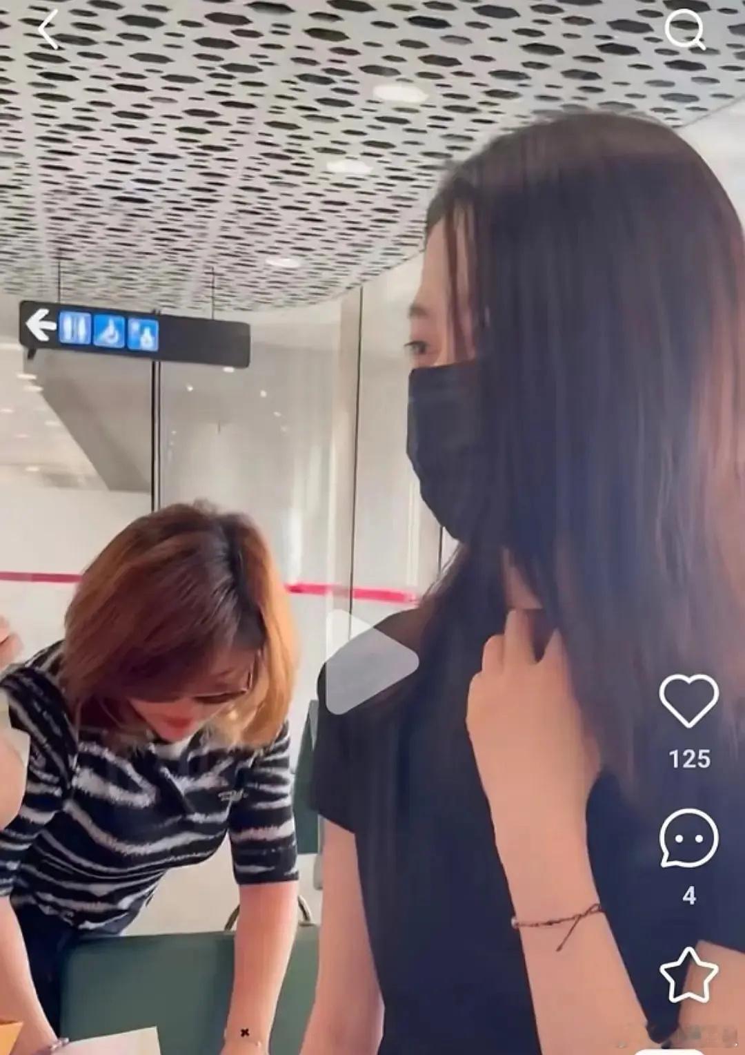 梵克雅宝这个倒确实假货盛行，但是黄杨钿甜妈妈真会带那么多假货吗 ​​​