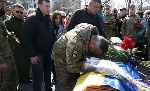 全网看哭了，4月9号俄方交给乌克兰一千具乌军阵亡士兵的遗体，可他们接回来的自家阵