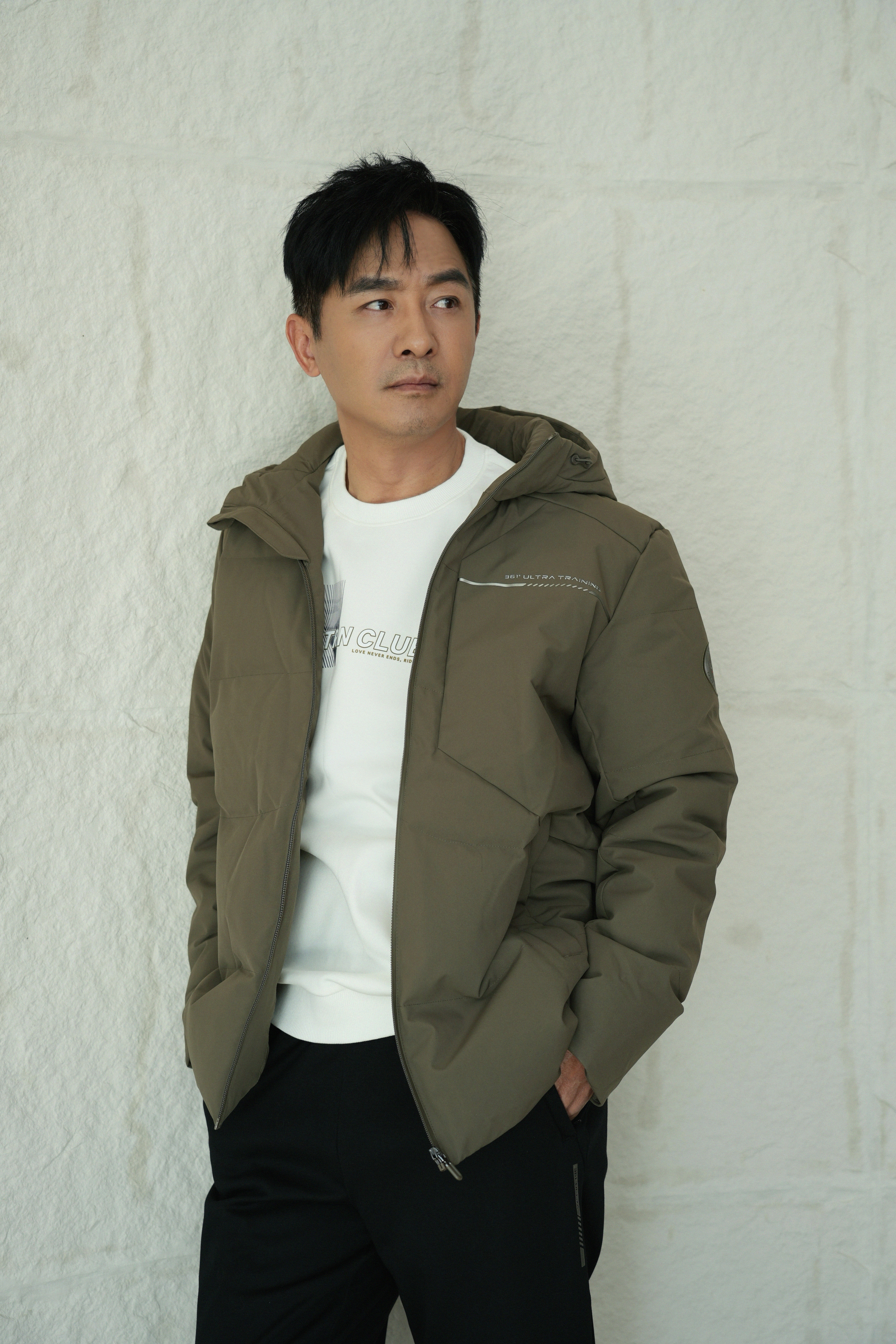 郭晓东不愧是叔圈天菜 郭晓东的演技实力不容小觑，他凭借出色的表演技巧和深入的角色