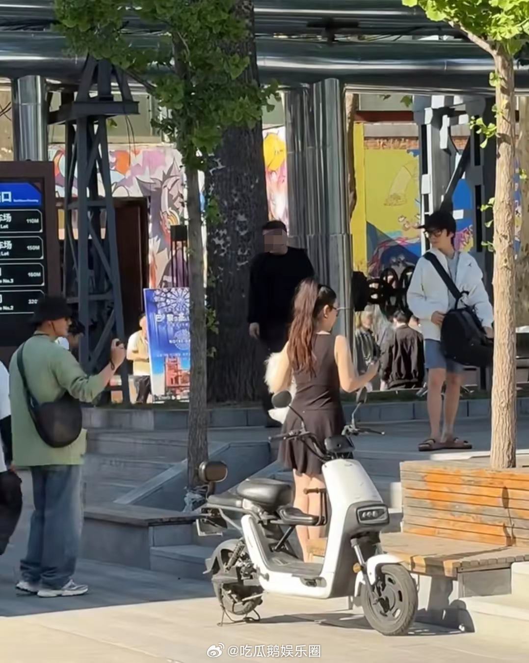 霍思燕李小璐两家遛娃，一个很白一个植发了，贾乃亮罕见同框！！！霍思燕扎着高马尾，