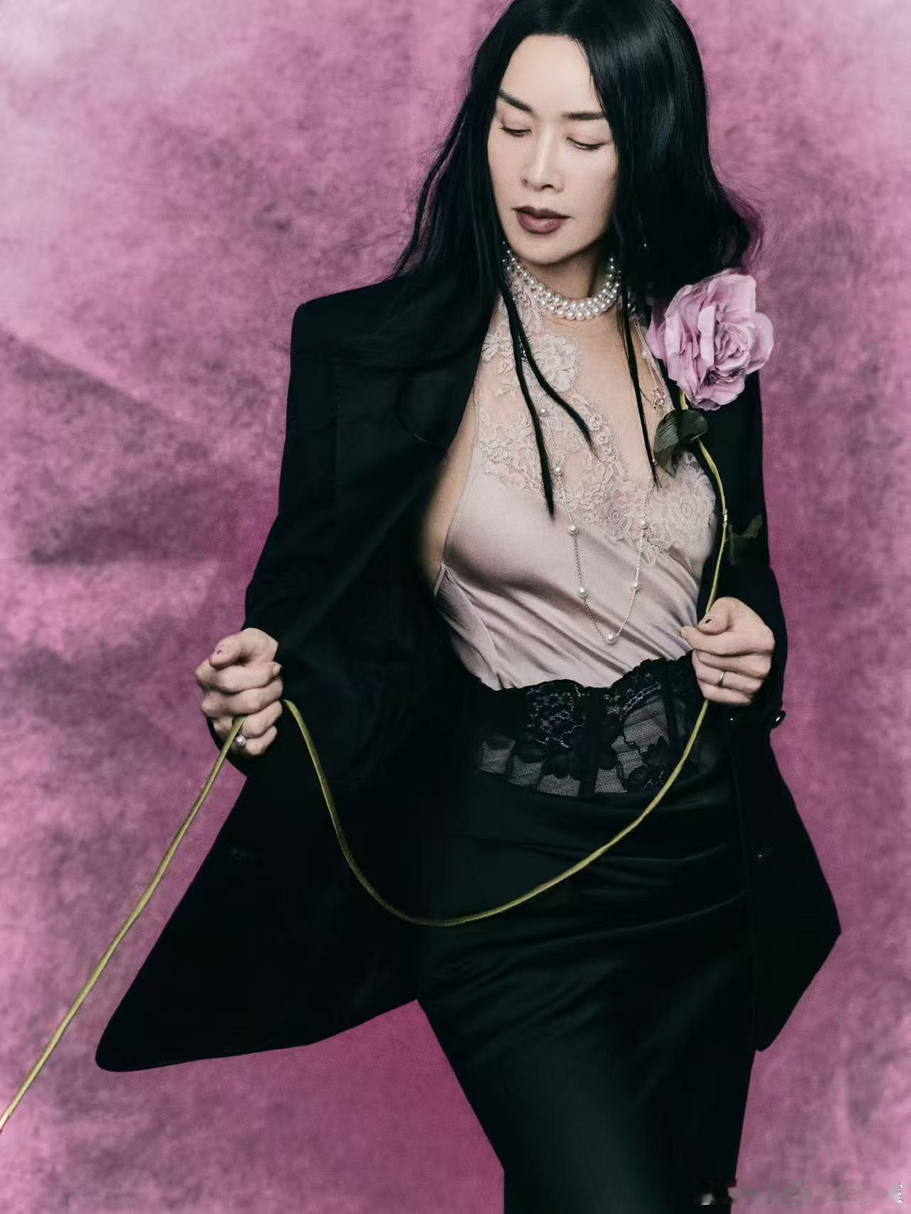 那英献唱电视剧小芳主题曲 新歌《人生自定义》今日正式上线，那英这波走心输出，旋律