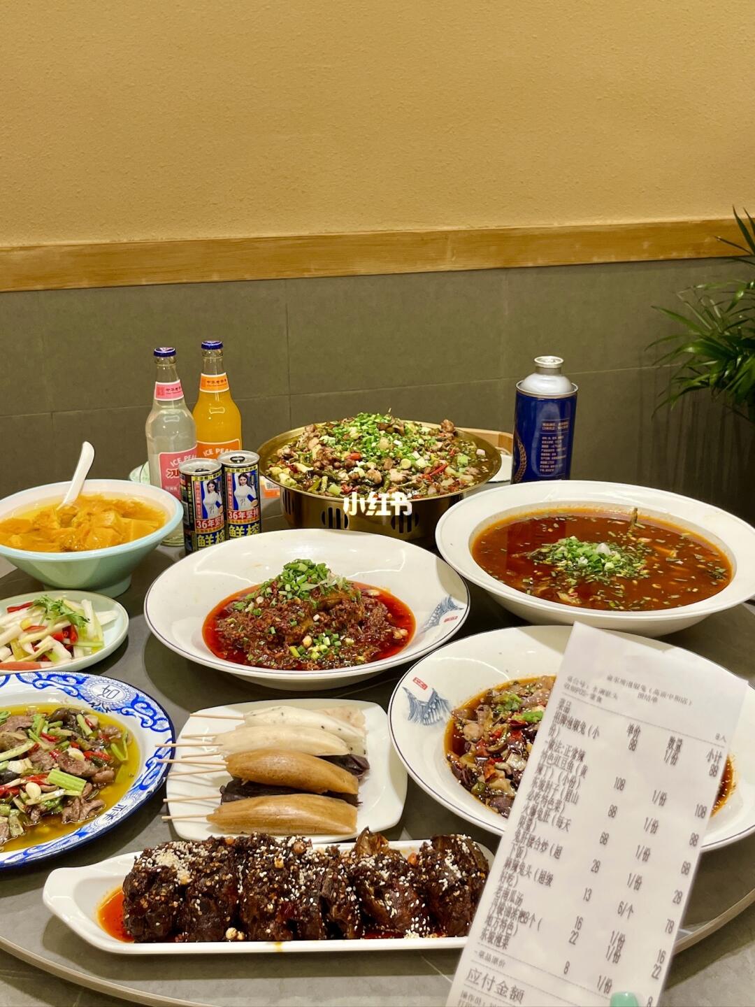 人均60吃哭成都老饕！让我对兔头重新上头！ 冲进后厨就看见师傅抡着铁锅...