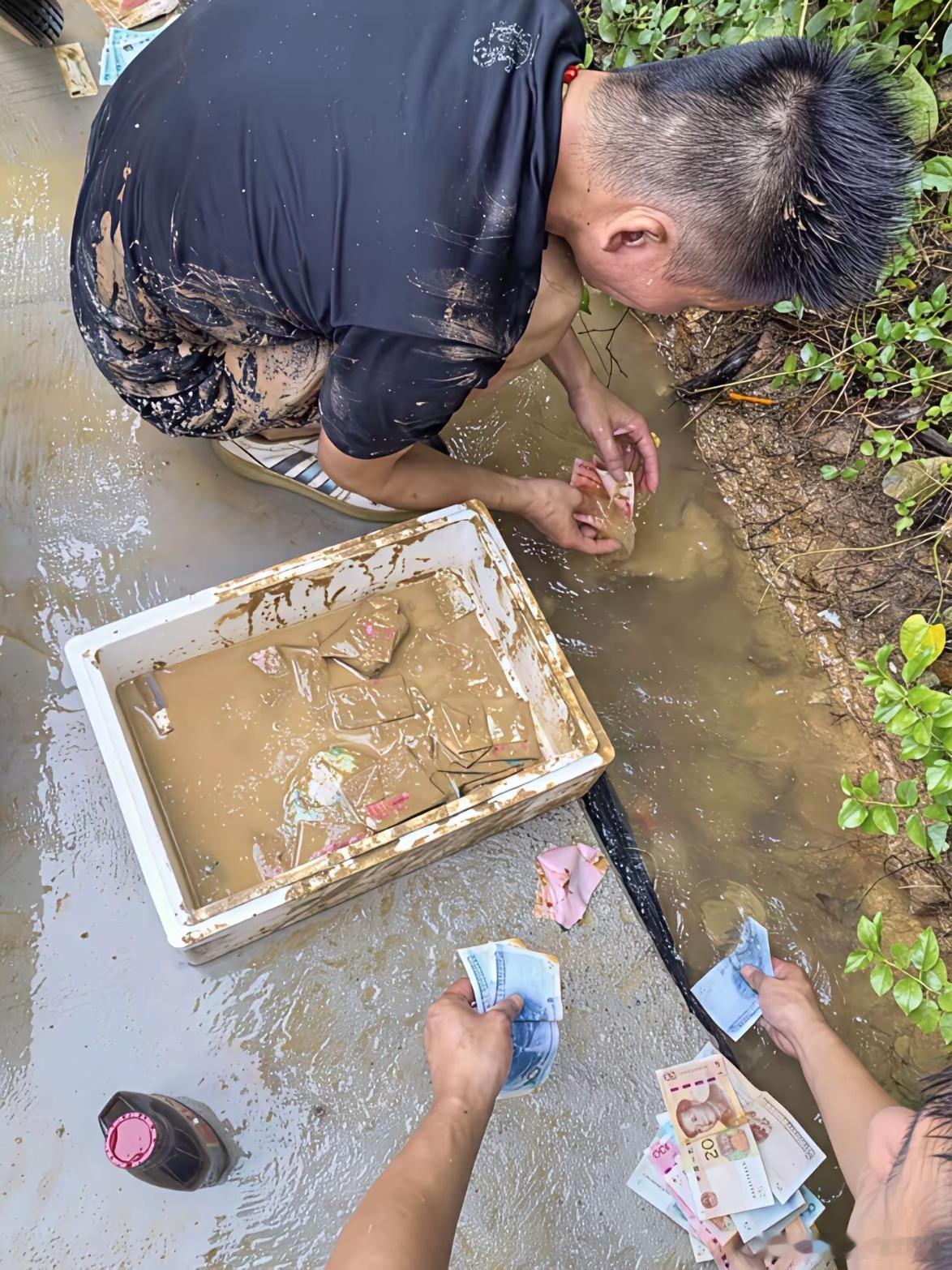 洪水退了，老表第一时间先洗钱。 