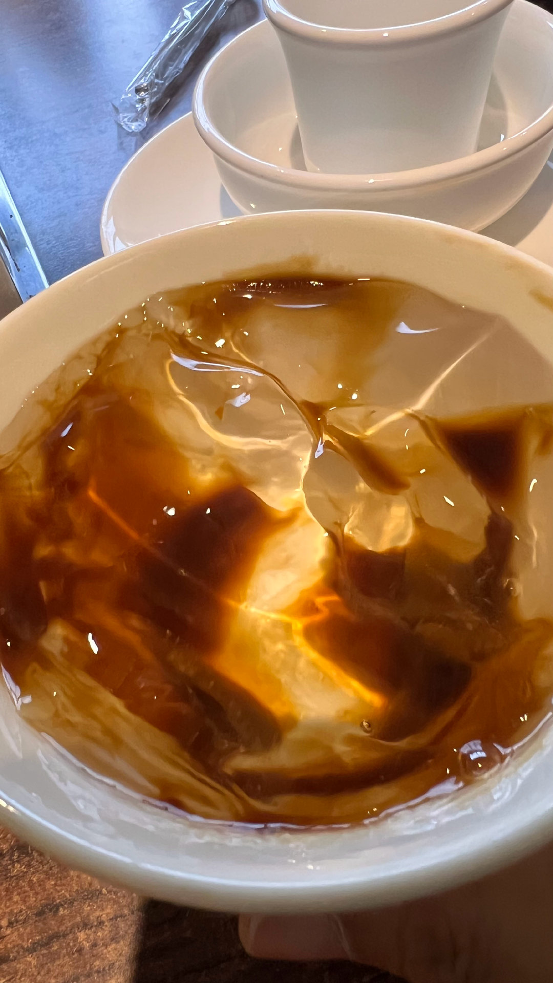 夏天，要吃红糖冰粉儿和烤鱼，还要喝冰镇老挝啤酒。在等我四姨下班，本来约了六点半，