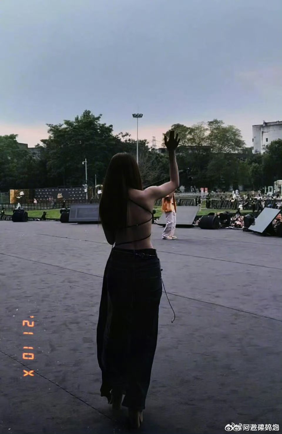 李兰迪露背好辣 今天兰迪真的是把妹王[舔屏]天啊真的很美很青春 ​​​