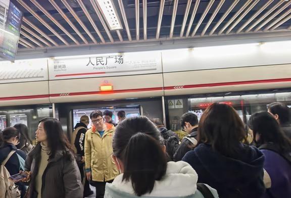 地铁人民广场站先下后上秩序很好
大部分乘客都遵循着先下后上的规则，只有少数人会在