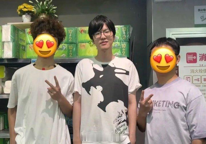 没留队？网友在南通偶遇Jiejie和家人同游：看起来心情还不错👀有网友在江苏南