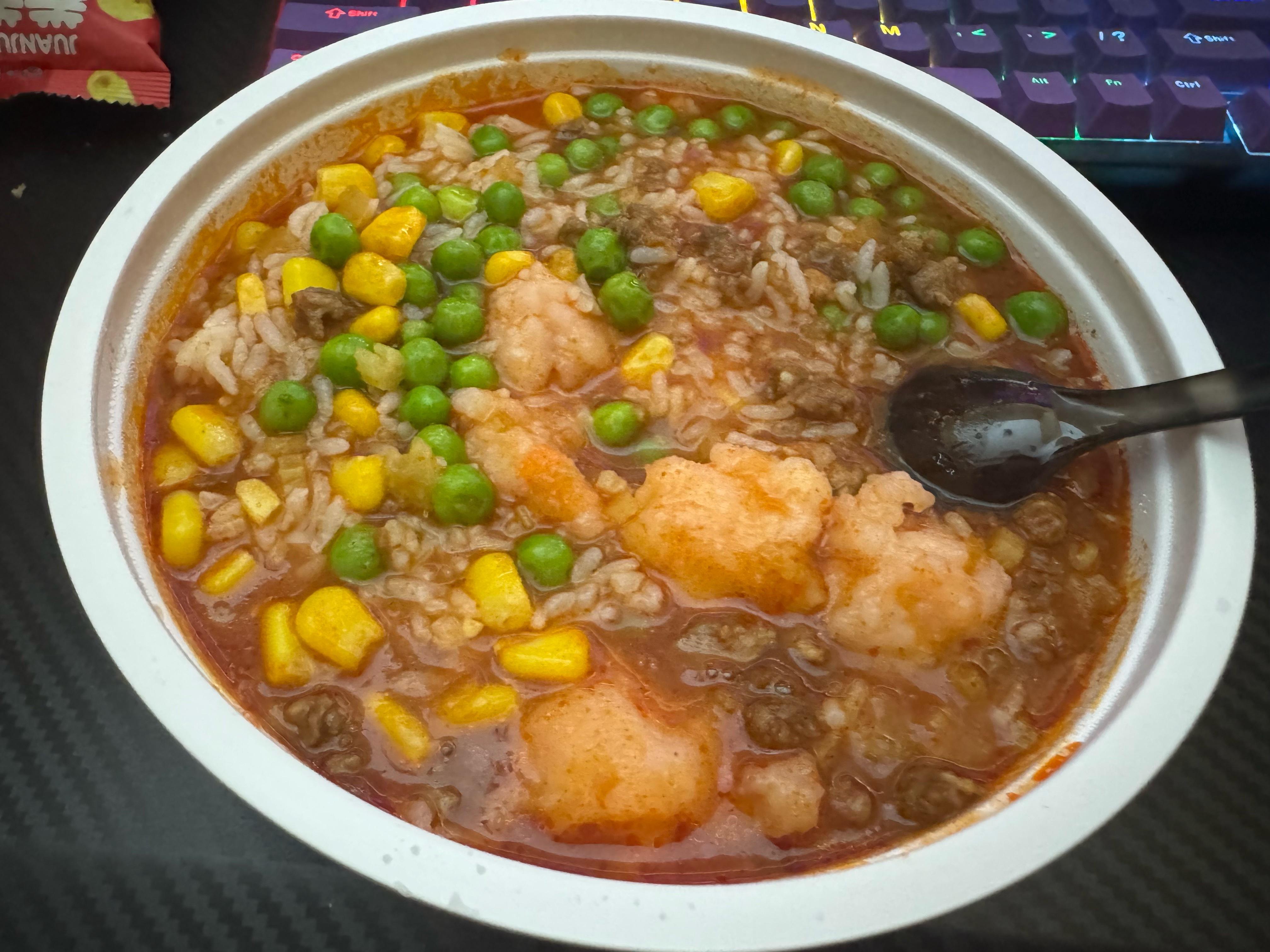 哈哈哈外卖点了个海底捞的捞饭。其实就是番茄的火锅汤底，加上免费的牛肉粒芹菜什么的