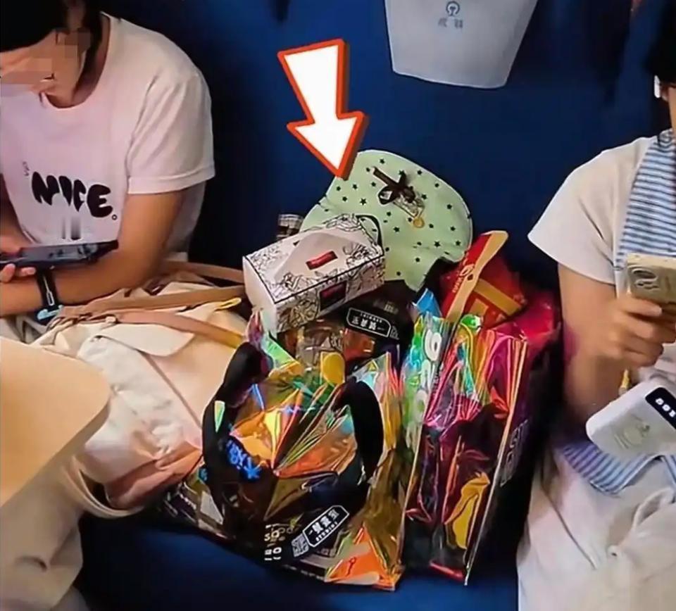 花钱买的火车票，人没坐车，空位到底归谁？这件事情理法理彻底吵崩了！
 
近期火车