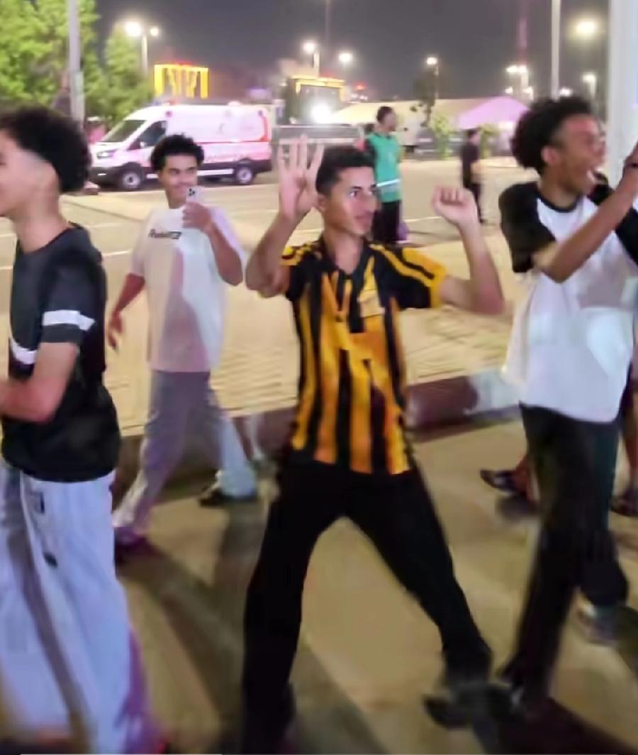 中国球迷在沙特街头被追着围着嘲笑！一群中东黄毛，边走边起哄，几个人双手比着4:0