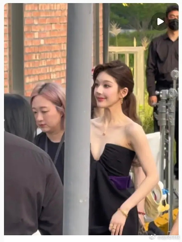 太美了吧 对赵露思这张脸这种气质说不出重话 好喜欢长长的脖子 