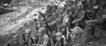 1945年，八路军卫生员被俘，日军把她吊在房梁上毒打，半夜，一个老乡走了进来，轻